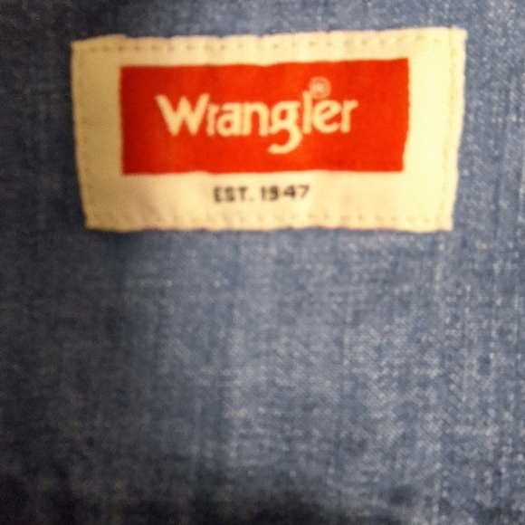 A Wrangler denim short sleeve button-down men's shirt size large. - Picture 4 of 7